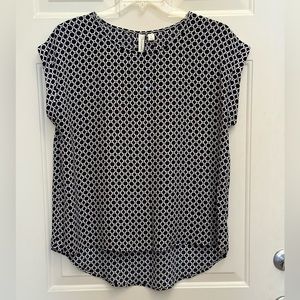 Tacera size L blouse navy geometric print blouse with shirttail hem.